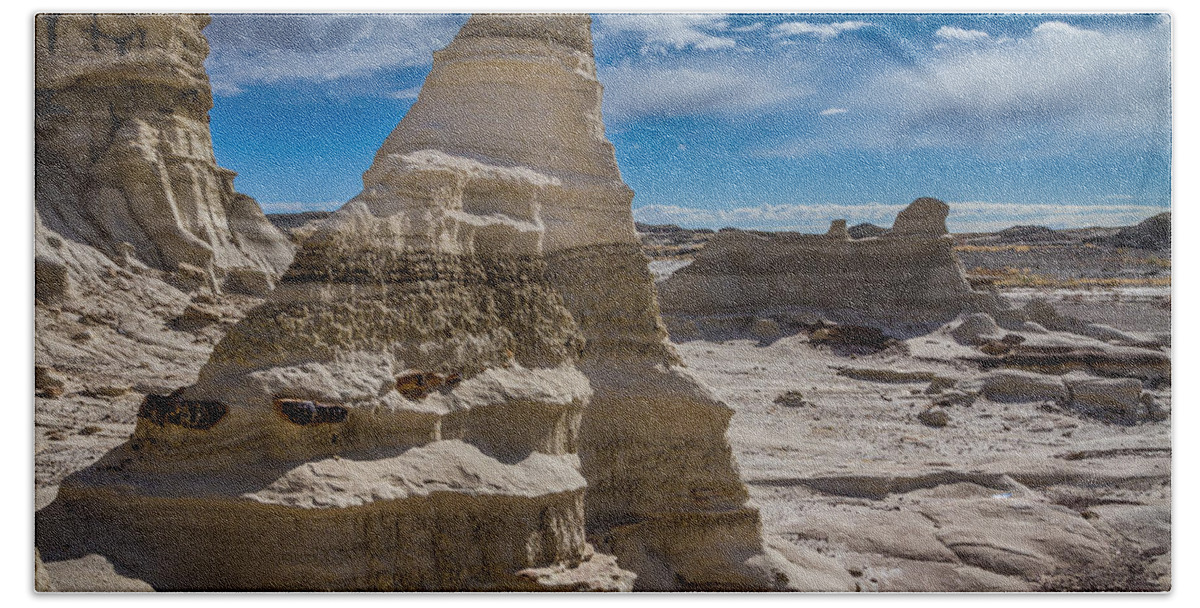 Badlands Bath Towel featuring the photograph Hoodoo Rock Formations by Ron Pate