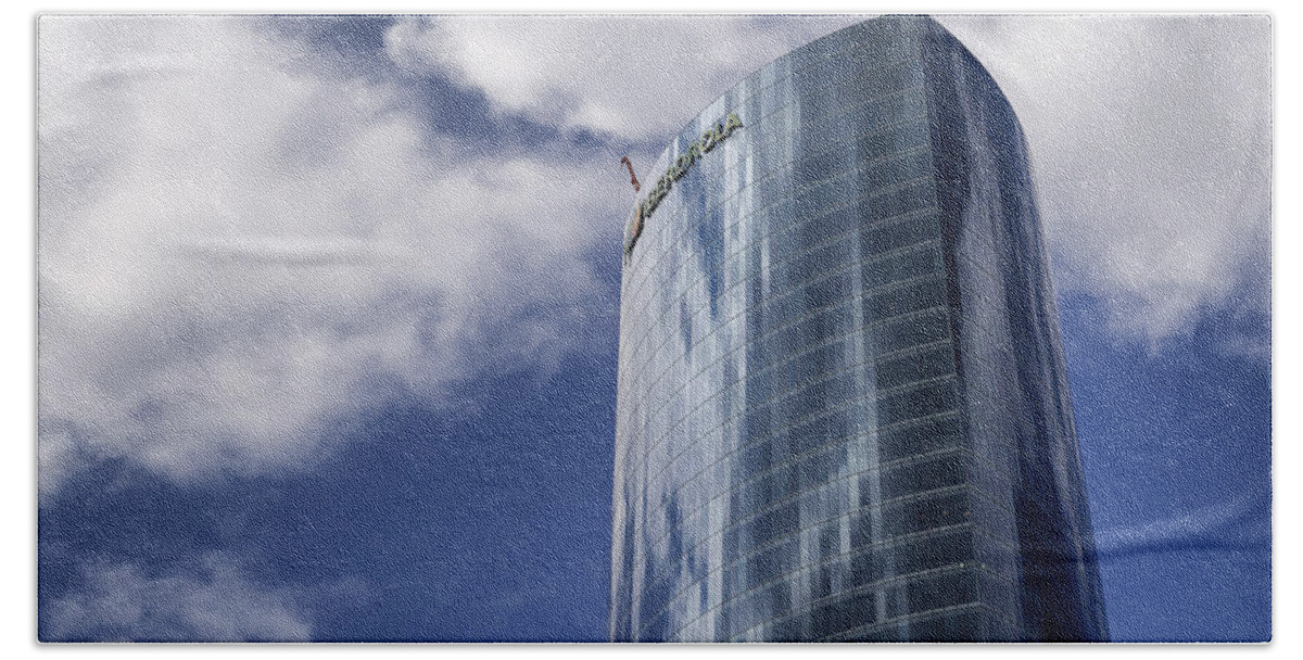Iberdrola Bath Towel featuring the photograph Iberdrola Tower by Pablo Lopez