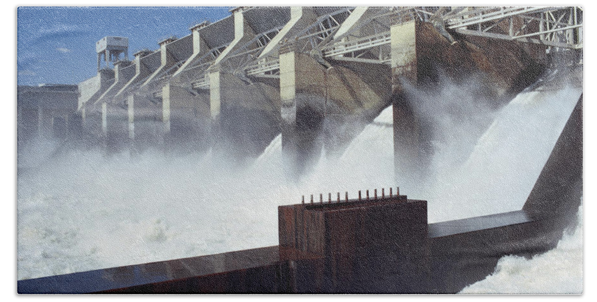 Industry Bath Towel featuring the photograph Ice Harbor Dam, Washington by Earl Roberge