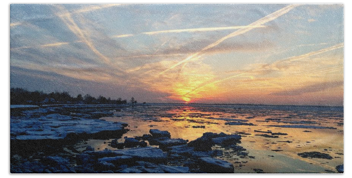 Sunset Bath Towel featuring the photograph Ice on the Delaware River by Ed Sweeney