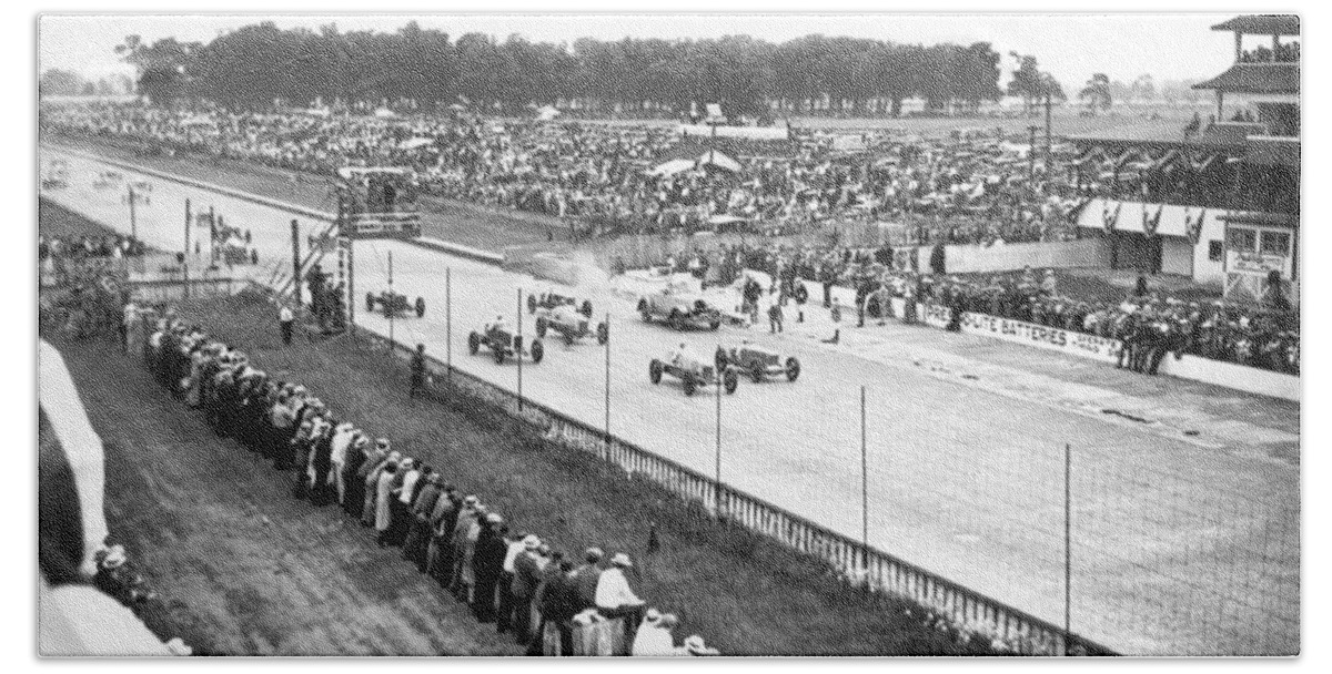 1920's Bath Towel featuring the photograph Indy 500 Auto Race by Underwood Archives