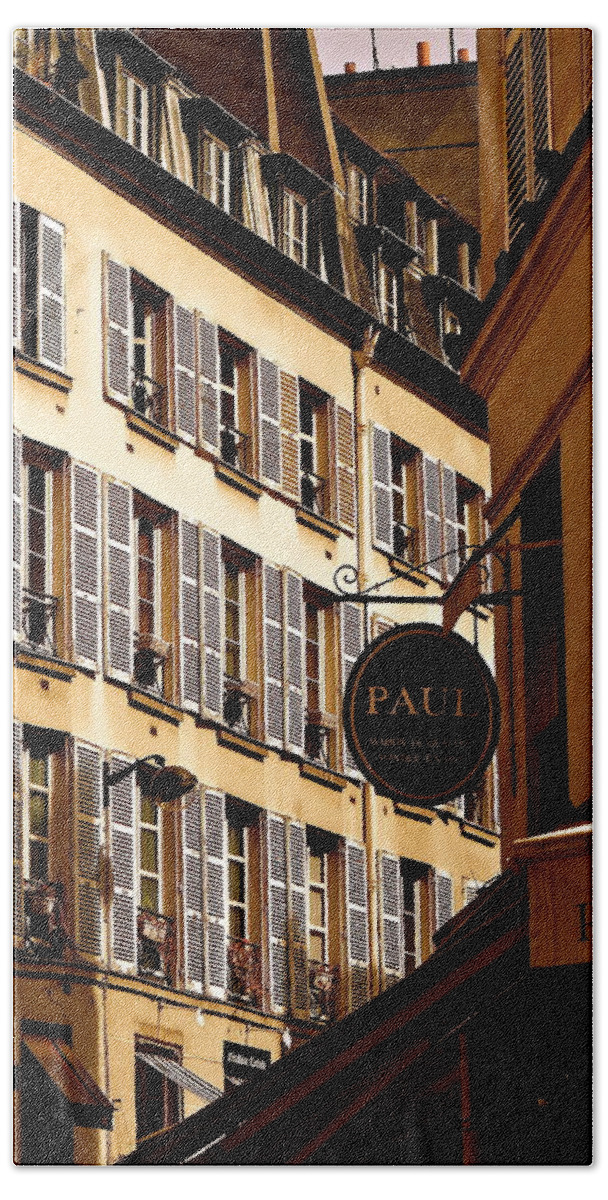 Paris Bath Towel featuring the photograph Interlude At The Cafe Jade by Ira Shander
