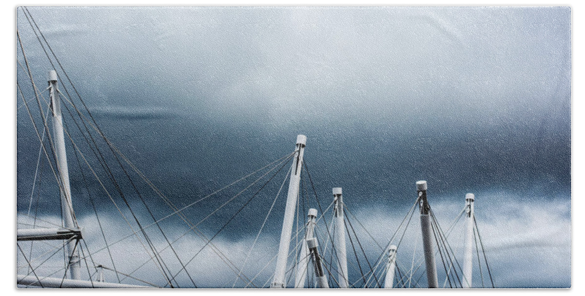 Kurilpa Bridge Hand Towel featuring the photograph Into The Clouds by Parker Cunningham