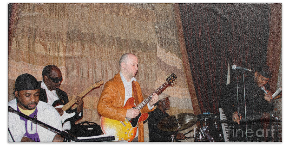 Jamming At Boston's Beehive Night Club Bath Towel featuring the photograph Jamming at Boston's Beehive Night Club by John Telfer