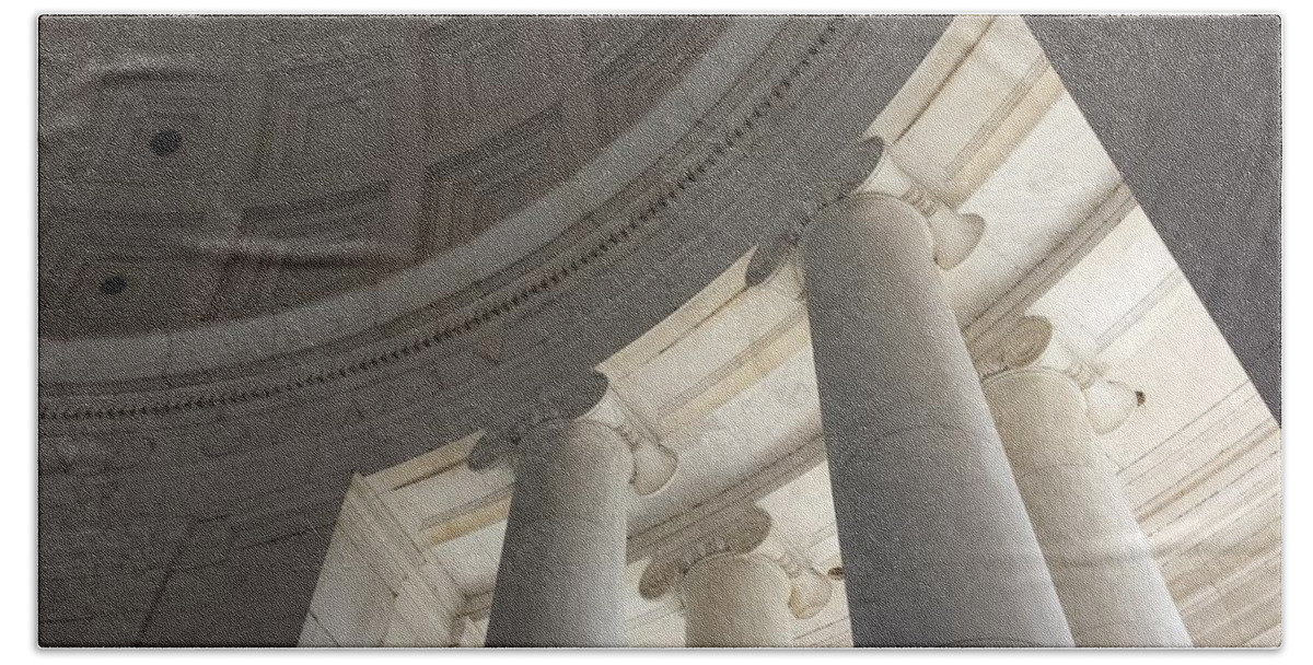 Declaration Of Independence Bath Towel featuring the photograph Jefferson Memorial Architecture by Kenny Glover