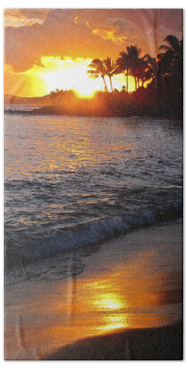 Kauai Sunset Bath Towel featuring the photograph Kauai Sunset by Shane Kelly