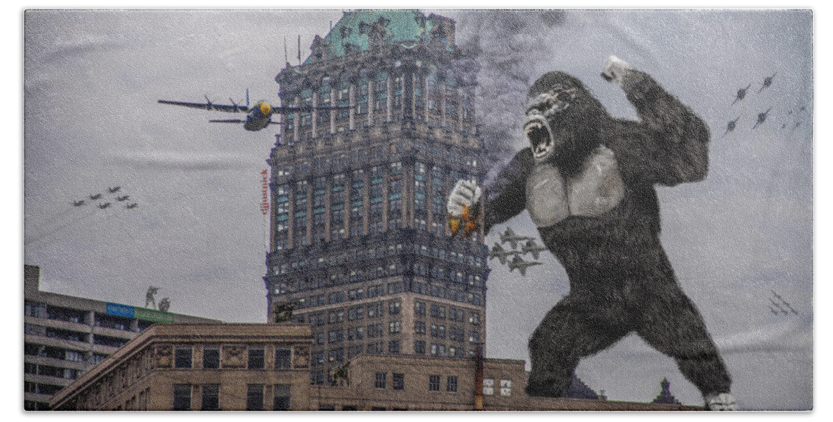 King Kong Bath Towel featuring the photograph King Kong In Detroit at Wurlitzer by Nicholas Grunas