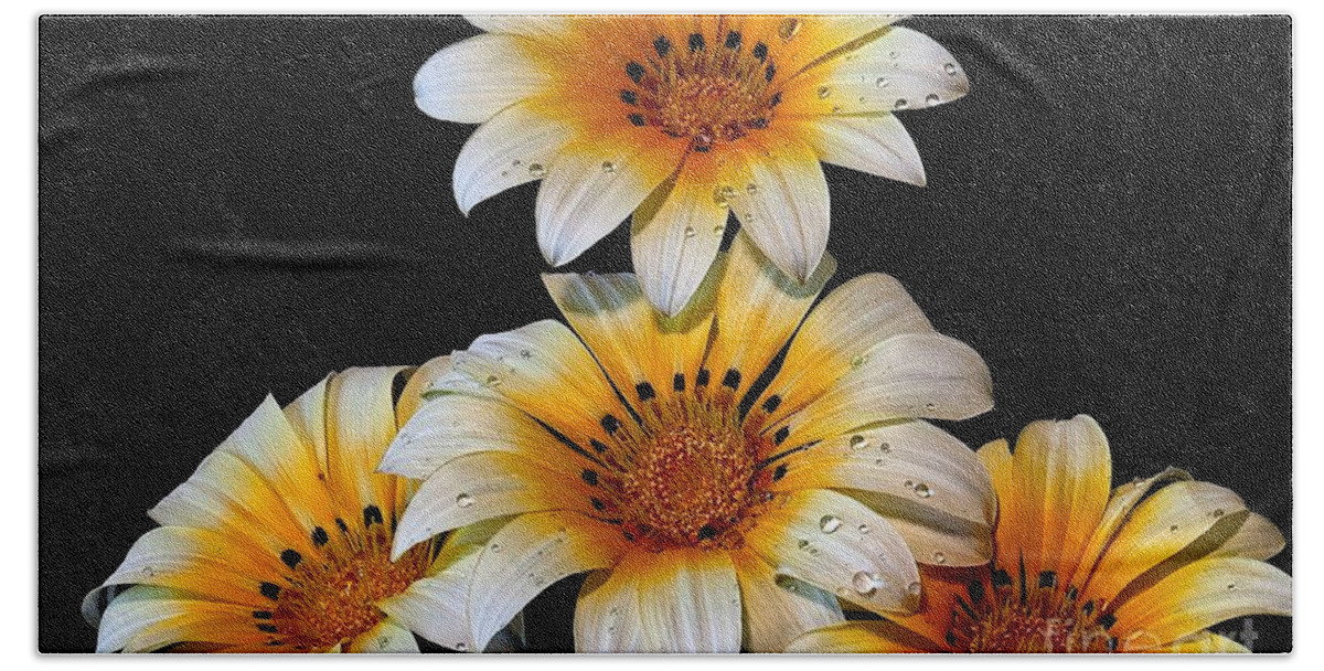 Peruvian Daisies Bath Towel featuring the photograph King of the Hill by Shirley Mangini