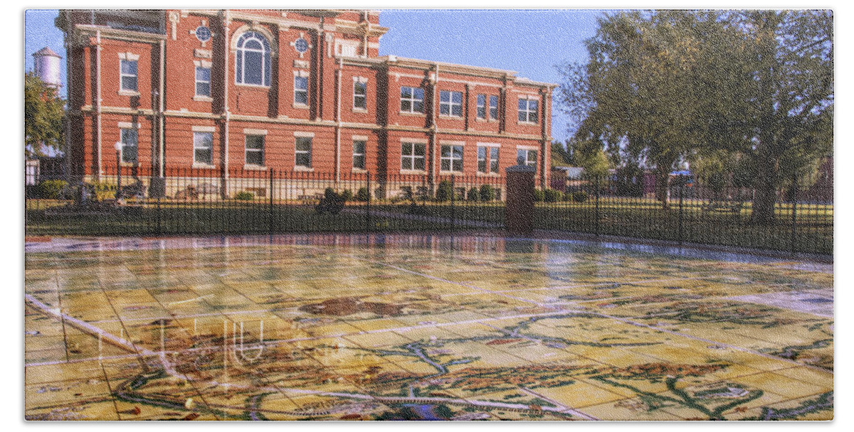 Oklahoma Bath Towel featuring the photograph Kiowa County Courthouse with Mural - Hobart - Oklahoma by Jason Politte