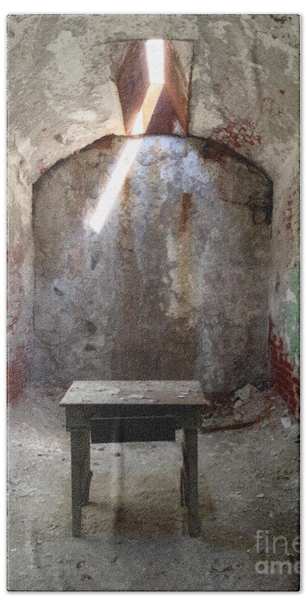 Eastern State Penitentiary Bath Towel featuring the photograph Knrn0404 by Henry Butz