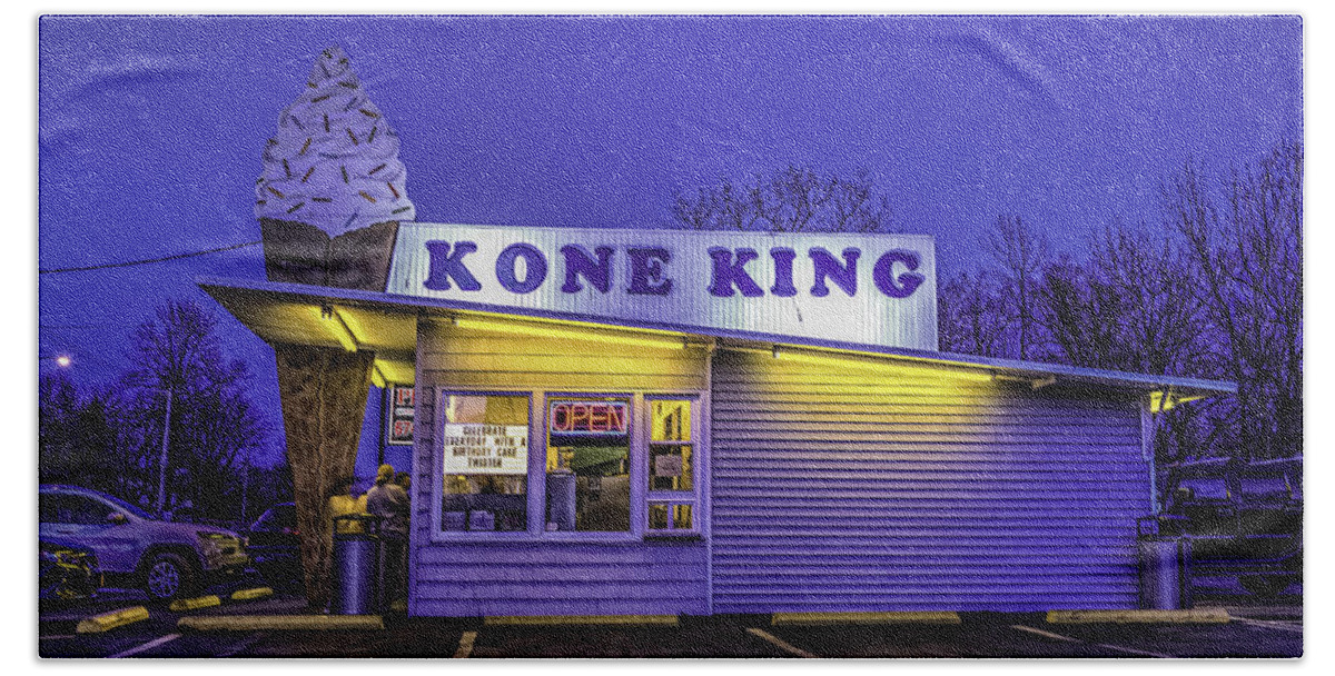Kone King Hand Towel featuring the photograph Kone King by John Angelo Lattanzio