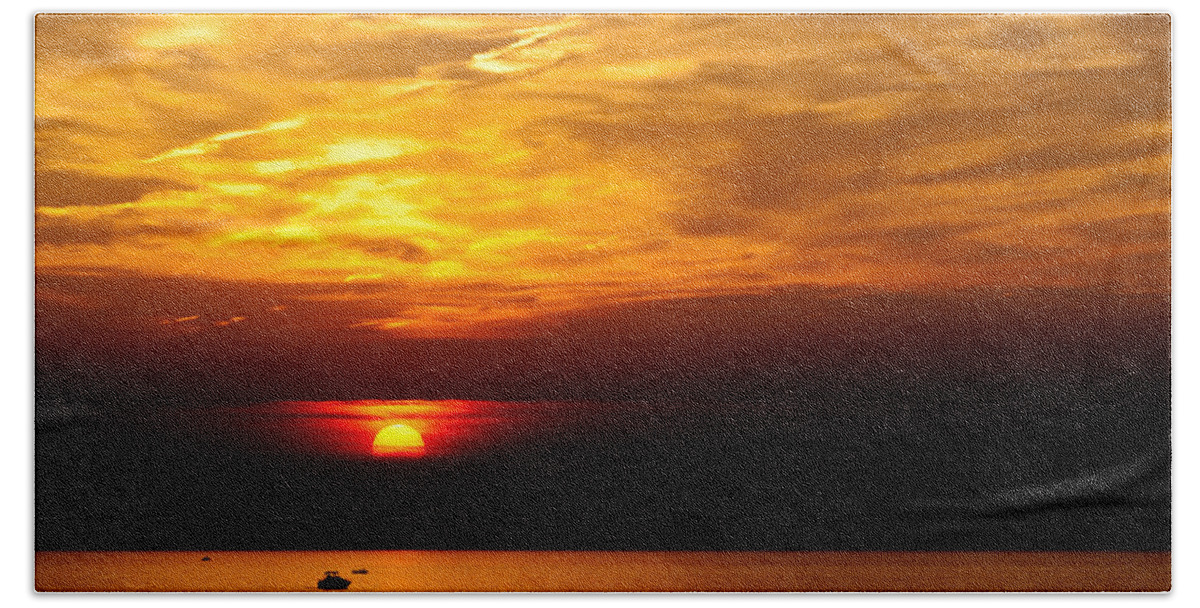 Cleveland Bath Towel featuring the photograph Lake Erie Sunset by Shannon Workman