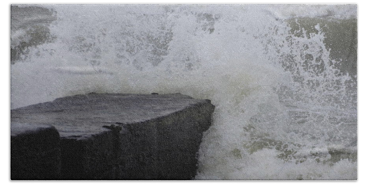 Horizontal Bath Towel featuring the photograph Lake Erie Waves by Valerie Collins