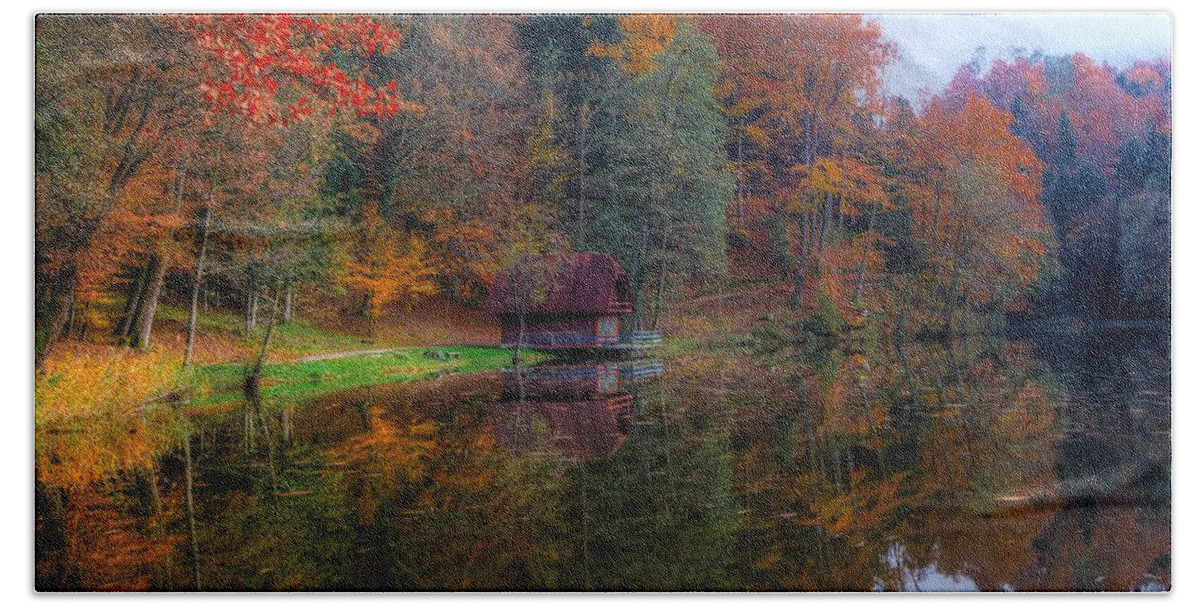 Beautiful Hand Towel featuring the photograph Lake lodge by Ivan Slosar