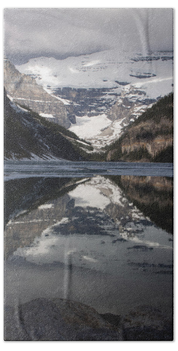 Landscape Bath Towel featuring the photograph Lake Louise Alberta Canada by Tony Mills