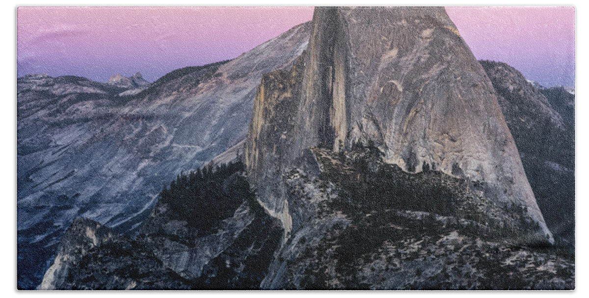 Yosemite Bath Towel featuring the photograph Last Light by Robert Fawcett