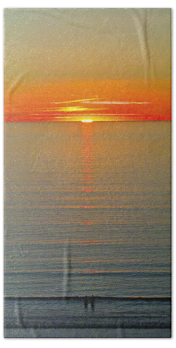 Sunset Bath Towel featuring the photograph Last rays by Jocelyn Kahawai