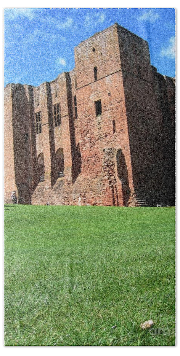 Kenilworth Castle Bath Towel featuring the photograph Like Home by Denise Railey