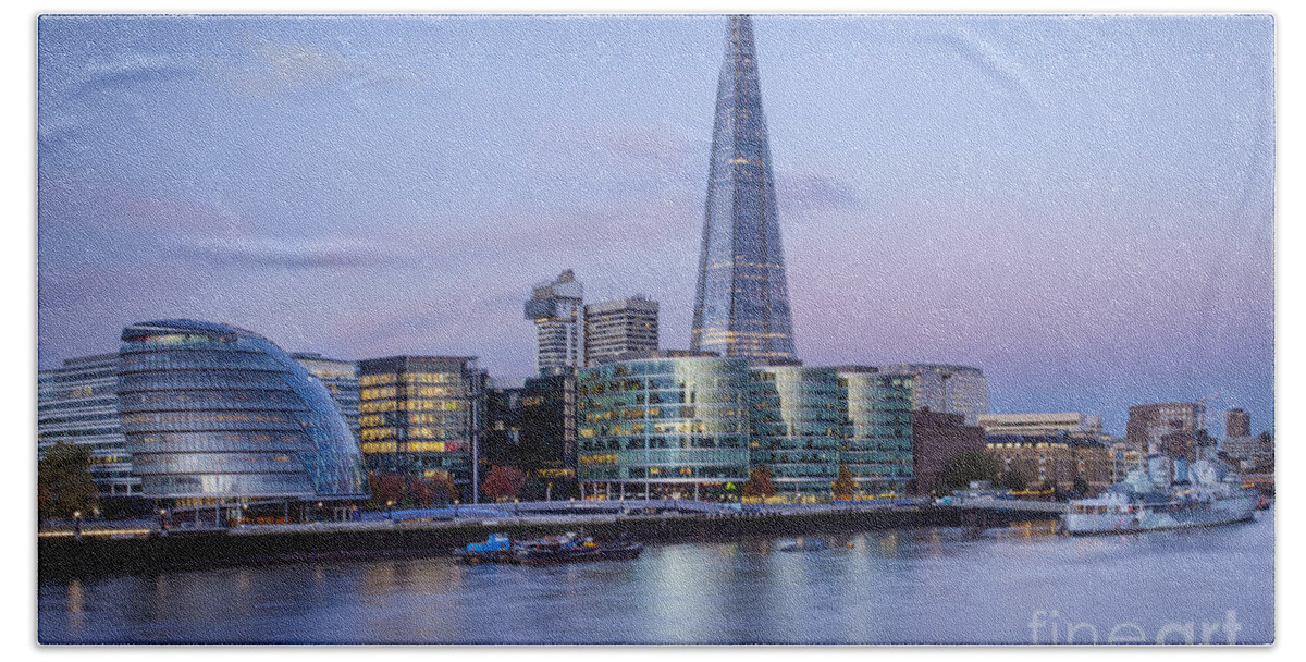 London Hand Towel featuring the photograph London - City Hall by Brian Jannsen