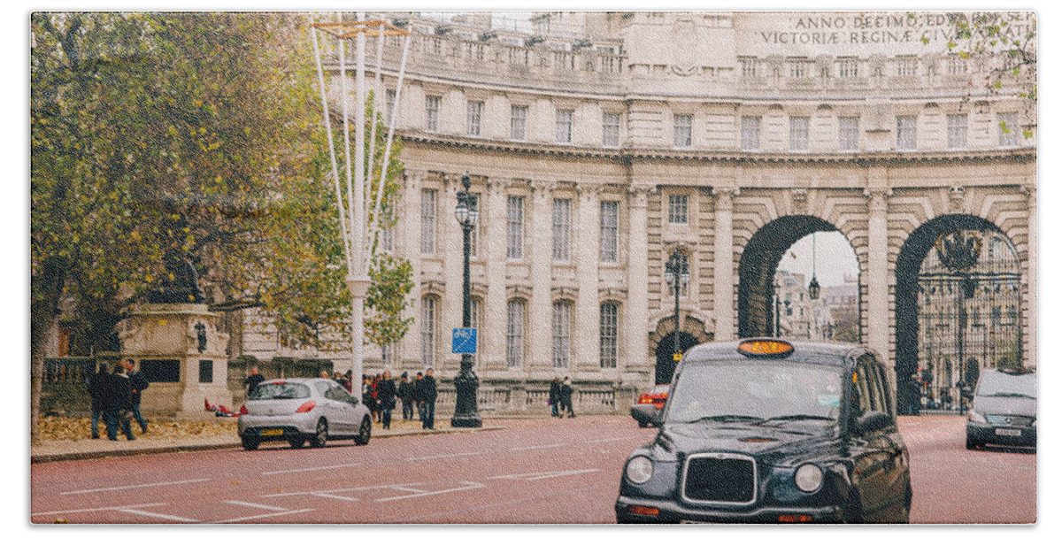 London Bath Towel featuring the photograph London Taxi by Pati Photography