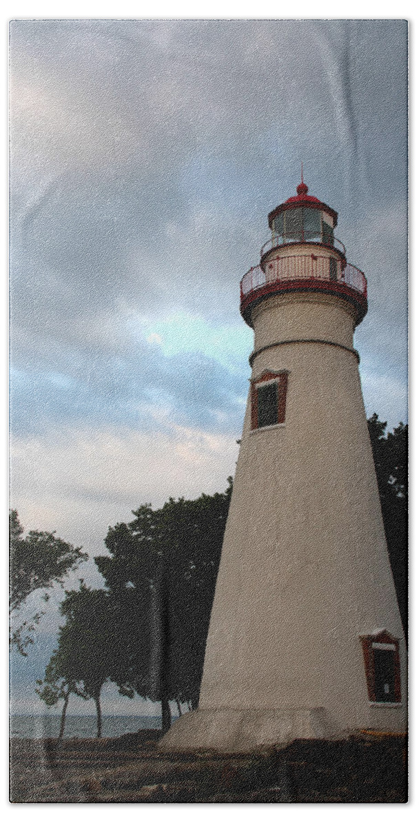 Light Hand Towel featuring the photograph Marblehead Lighthouse by George Jones