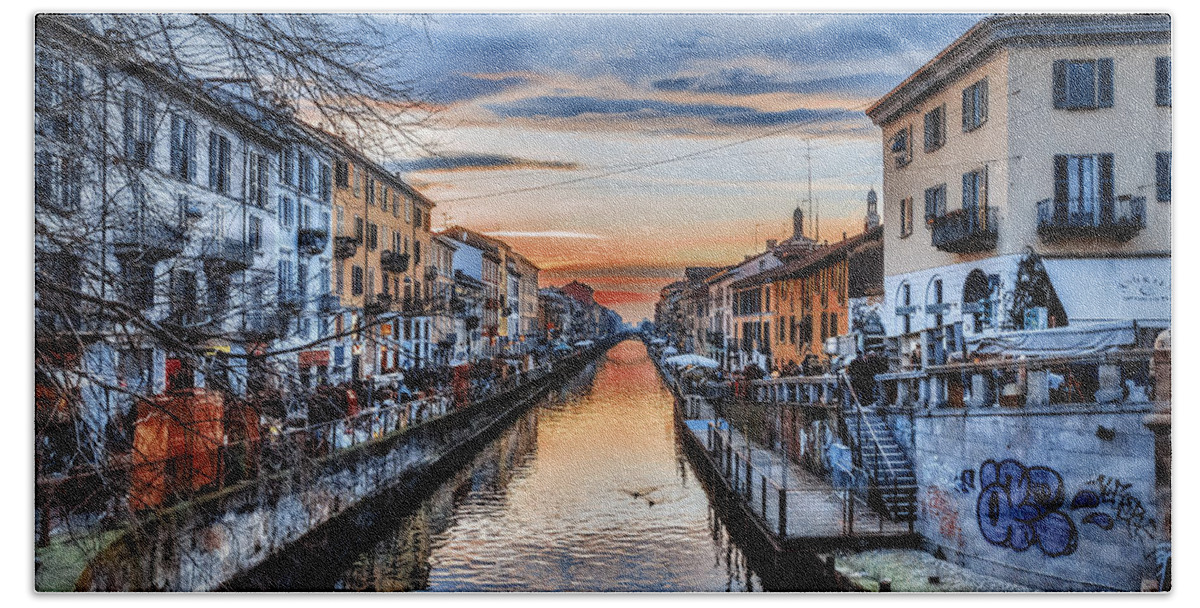 Color Efex Pro Bath Towel featuring the photograph Market at sunset by Roberto Pagani