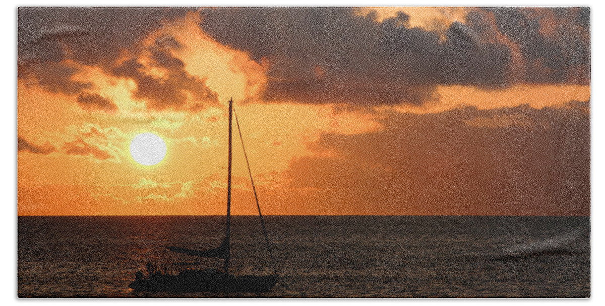 Maui Sunset Bath Towel featuring the photograph Maui Sunset by Shane Kelly