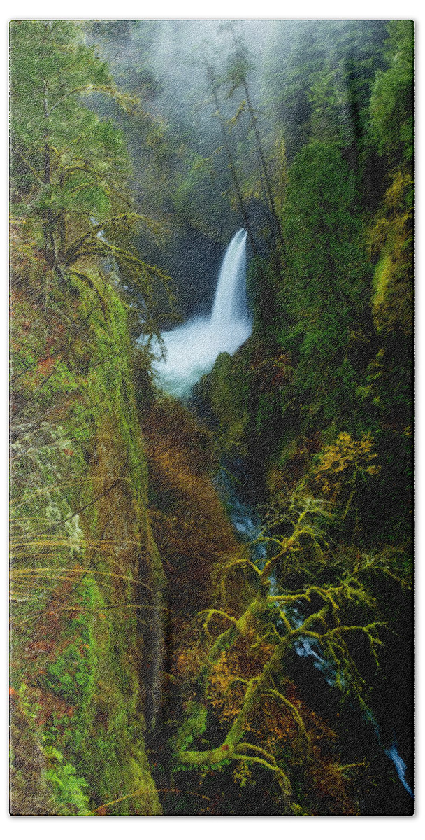 Lush Hand Towel featuring the photograph Metlako Falls by Darren White