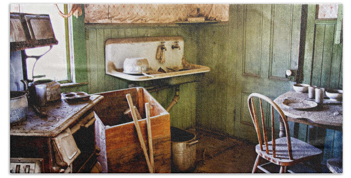 Bodie Hand Towel featuring the photograph Miller Kitchen by Lana Trussell