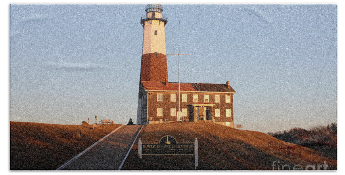Montauk Lighthouse Entrance Hand Towel featuring the photograph Montauk Lighthouse Entrance by John Telfer