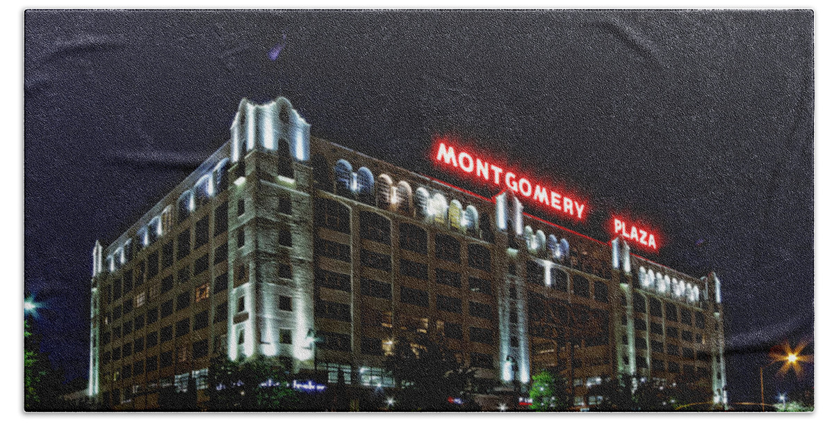 Montgomery Plaza Hand Towel featuring the photograph Montgomery Plaza Fort Worth by Jonathan Davison