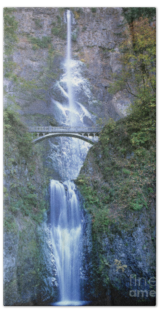 North America Bath Towel featuring the photograph Multnomah Falls Columbia River Gorge by Dave Welling