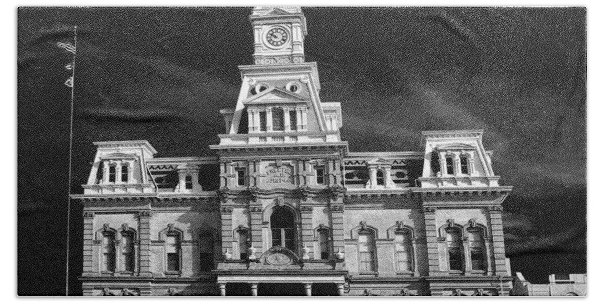 Black And White Bath Towel featuring the photograph Muskingum County Courthouse by David Yocum