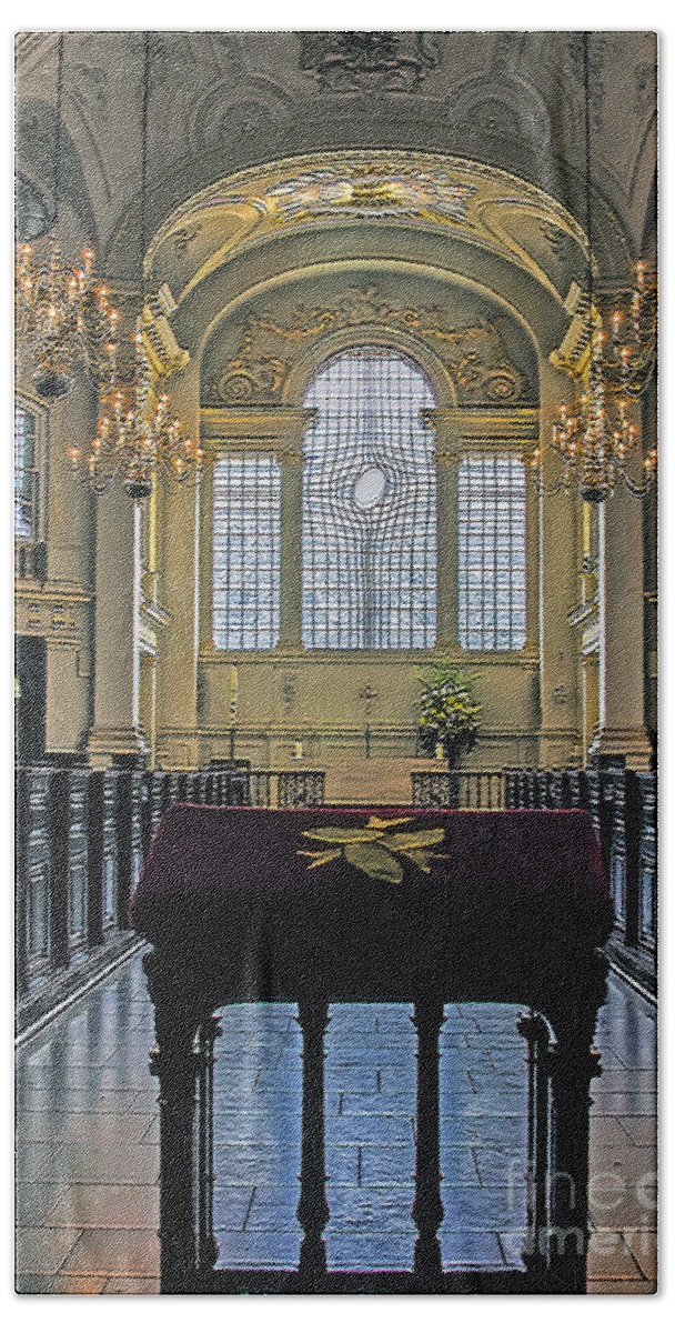 Travel Hand Towel featuring the photograph Nave of St Martin in the Field by Elvis Vaughn