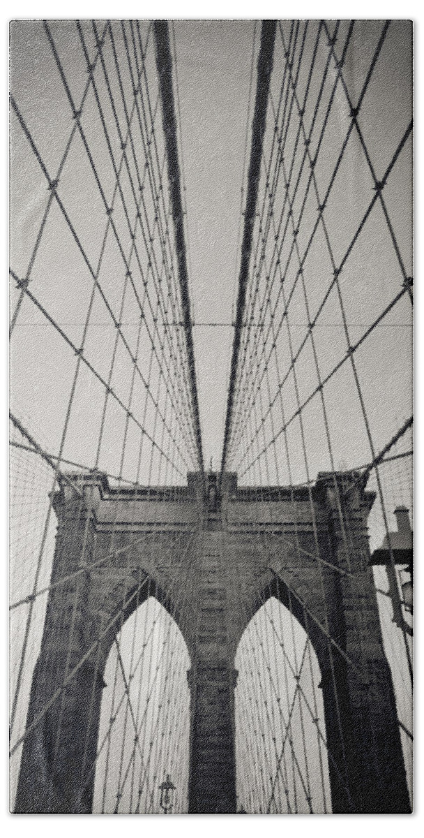 Black And White Hand Towel featuring the photograph New York City - Brooklyn Bridge by Thomas Richter