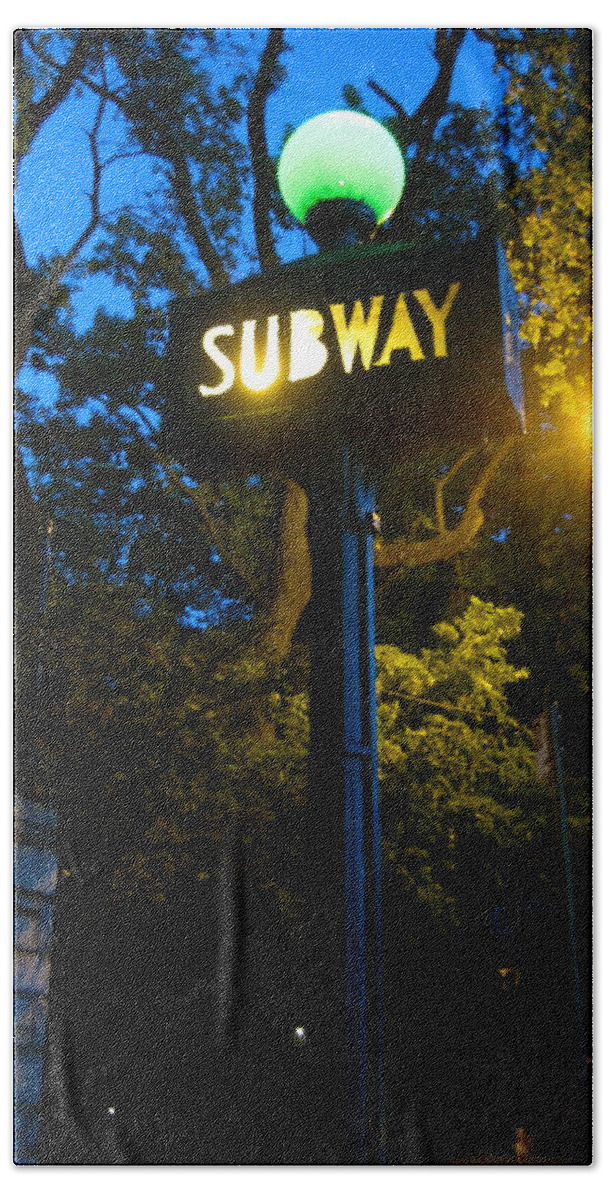Subway Lamppost Hand Towel featuring the photograph New York Subway Lamp Post by Ydania Ogando