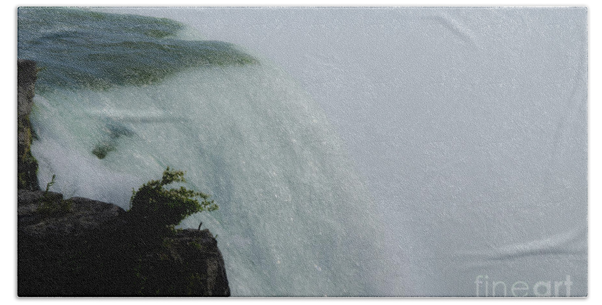 Niagara Falls Bath Towel featuring the photograph Niagara Falls by Bill Bachmann
