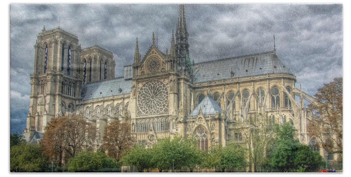 Paris Bath Towel featuring the photograph Notre Dame by Michael Kirk