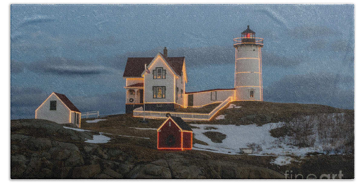 Lighthouse Bath Towel featuring the photograph Nubble lighthouse at Christmas by Steven Ralser