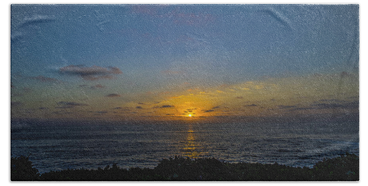 Sun Hand Towel featuring the photograph Ocean Sunset by William Bitman