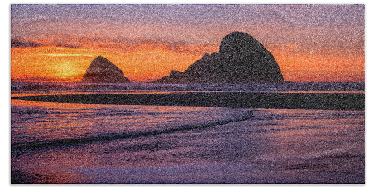 Oregon Bath Towel featuring the photograph Oceanside Sunset by Darren White