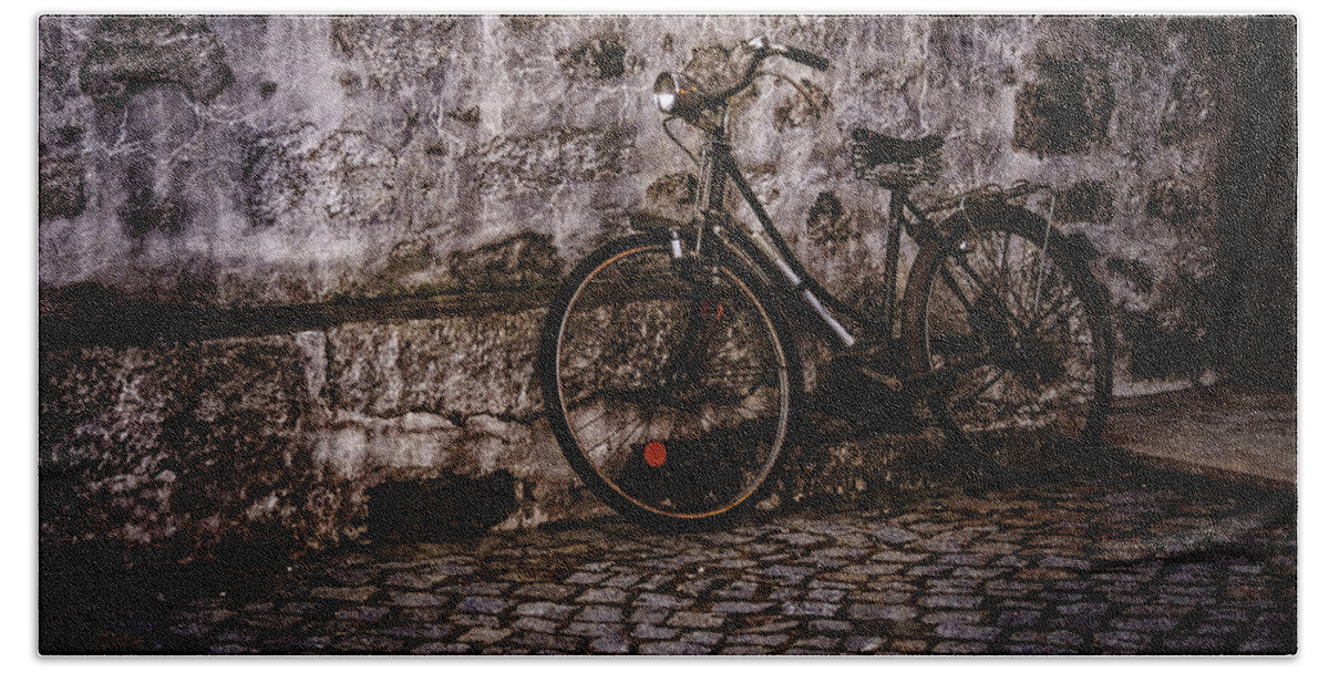 Aged Hand Towel featuring the photograph Old bike by Paulo Goncalves