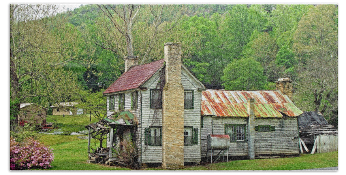 Duane Mccullough Bath Towel featuring the photograph Old House in Penrose NC by Duane McCullough