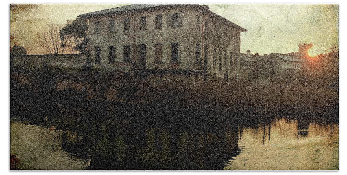 Albairate Bath Towel featuring the photograph Old house on canal by Roberto Pagani