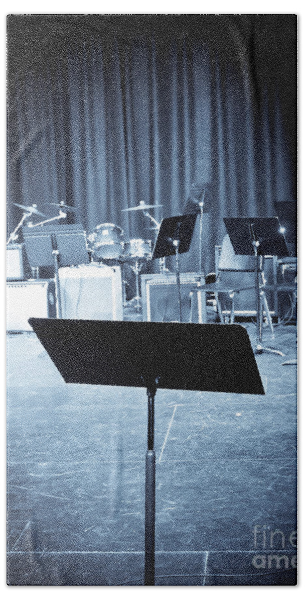 Music Bath Towel featuring the photograph On Stage by Edward Fielding