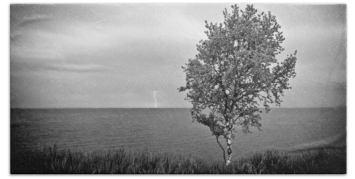 Lake Superior Bath Towel featuring the photograph One on One by Doug Gibbons