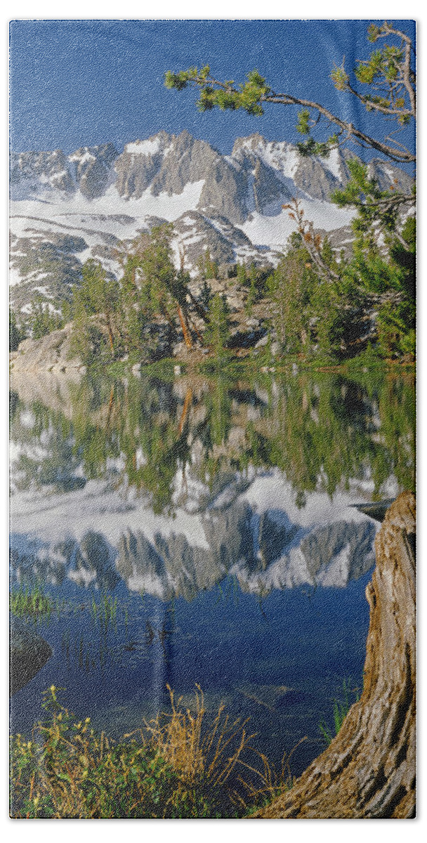 Palisade Peaks Bath Towel featuring the photograph 2M6443-V-Palisade Peaks and Summit Lake V by Ed Cooper Photography