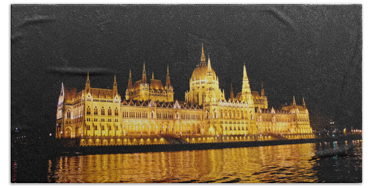 Hungary Bath Towel featuring the photograph Parliament Building at Night by Tony Murtagh