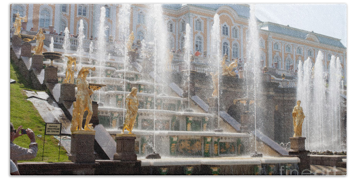 Architecture Bath Towel featuring the photograph Peterhof Palace Fountains by Thomas Marchessault