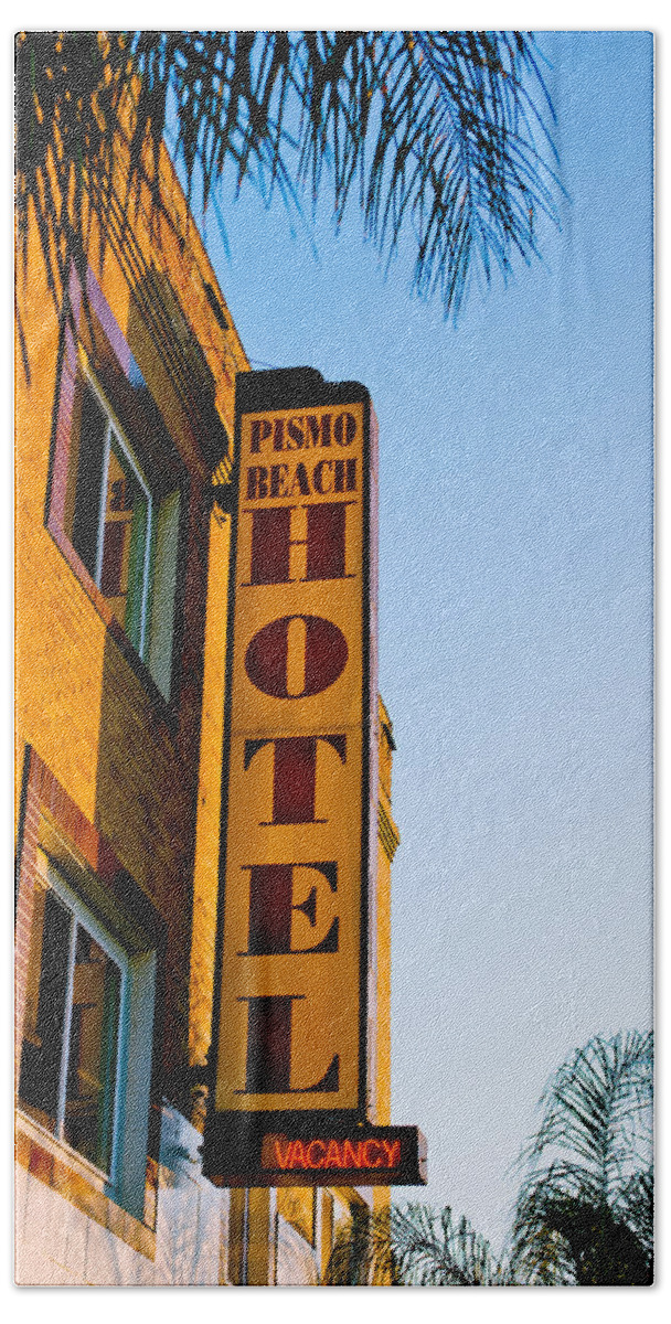 Pismo Bath Towel featuring the photograph Pismo Beach Hotel by David Smith